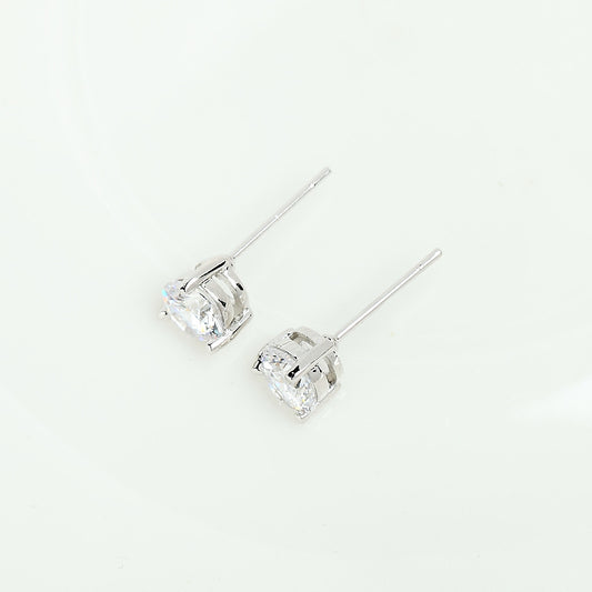Delicate Copper Stud Earrings Inlaid With Zirconia
